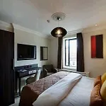 Hotel 7, Centre